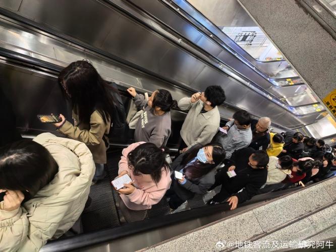 2025新澳门天天开奖免费和带不同小孩地铁乞讨与地铁带两个小孩
